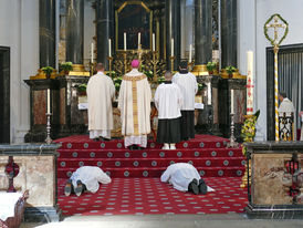 Diakonenweihe im Fuldaer Dom (Foto: Karl-Franz Thiede)